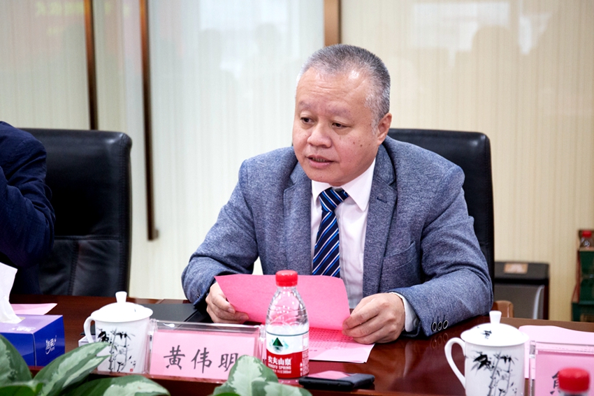 图1-黄伟明书记主持.jpg