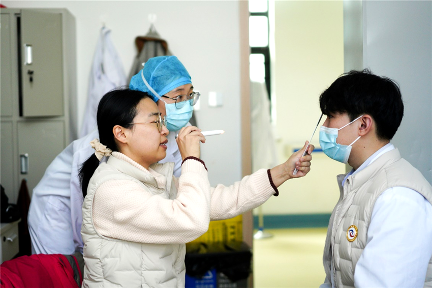 2 毕宇医生在休憩之际还带教当地医生斜视操作.png