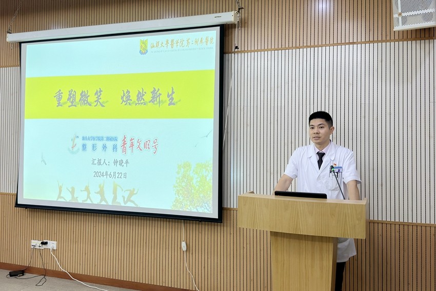 钟晓平副主任作介绍.jpg
